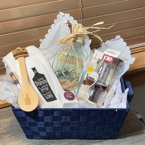 Other - 🍷Wine Accessories Woven Gift Basket Set 🍷